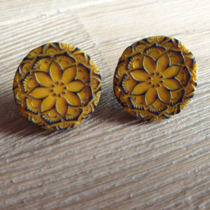 clou d'oreilles jaunes slutton fait main