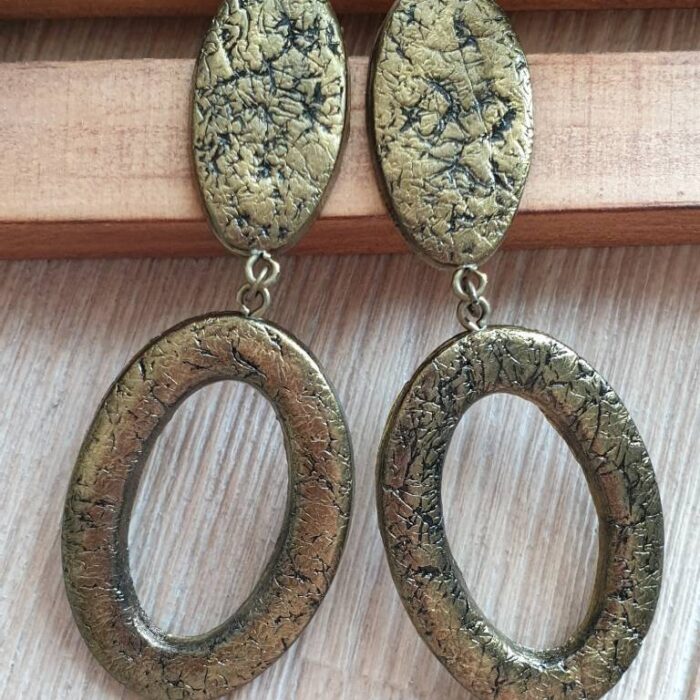 longues boucles d'oreilles ovales effet metal doré faites main