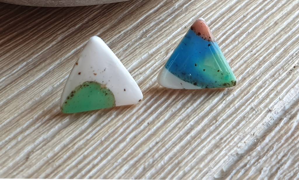 Puces triangles celulles.jpeg(1) Boucles d'oreilles puces triangle cellulles faites main