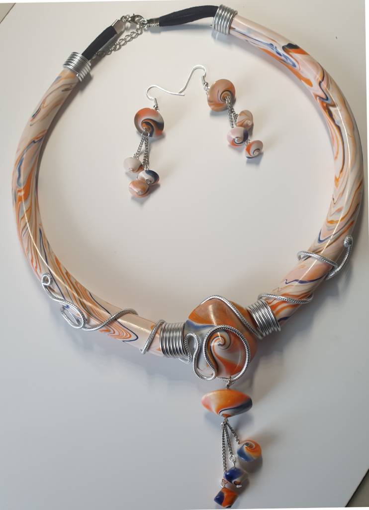 Collier torque articulé multi color et ses boucles d'oreilles fait main
