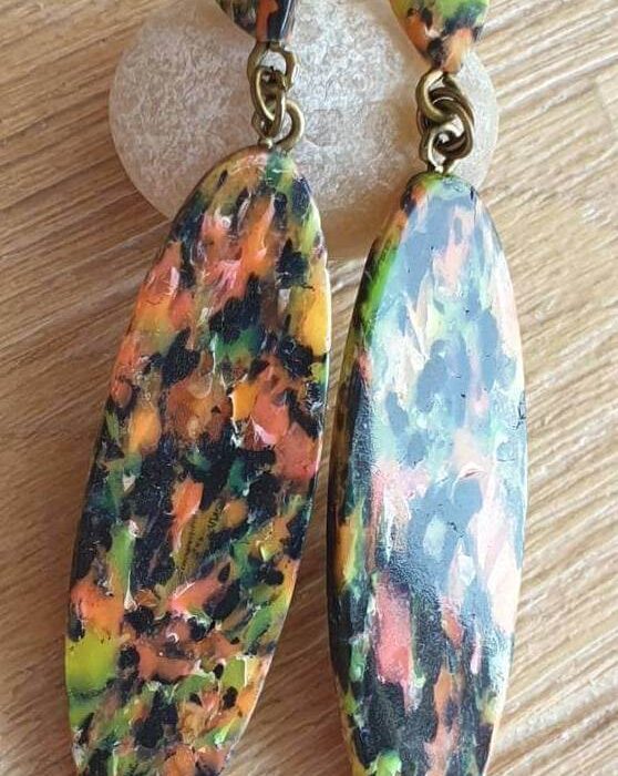 Longues boucles d'oreilles néon multicolors